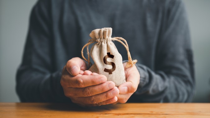 Separa el dinero destinado al ahorro a principio de mes.
