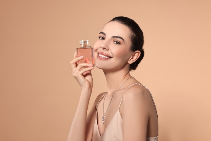 Compra un perfume por menos de $50 dólares en Amazon.