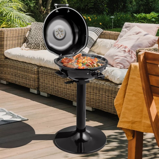 1600W Electric BBQ Grill with Warming Rack de Costway, disponible en Target.