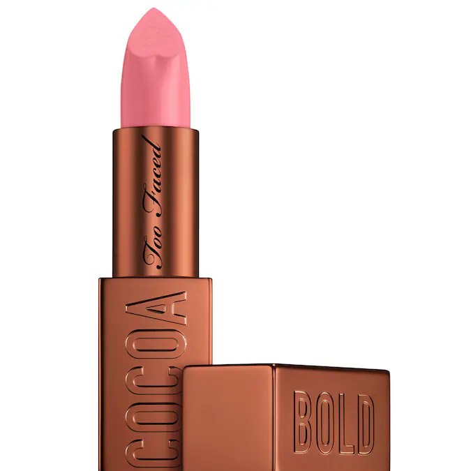 Cocoa Bold Cream Lipstick de Too Faced, disponible en Sephora.