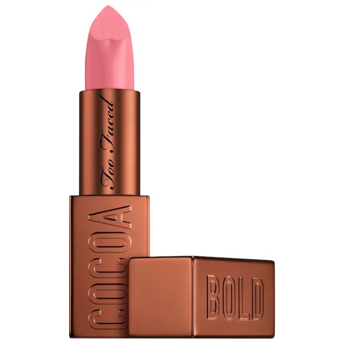 Cocoa Bold Cream Lipstick de Too Faced, disponible en Sephora.