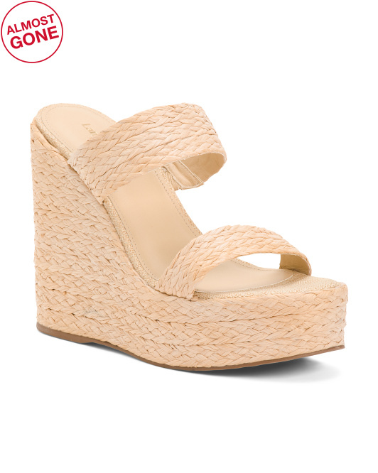 Pamela Wedge Sandals de Larroude, disponible en TJ Maxx.