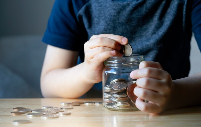 Ahorrar en frascos transparentes crea un efecto visual motivador.