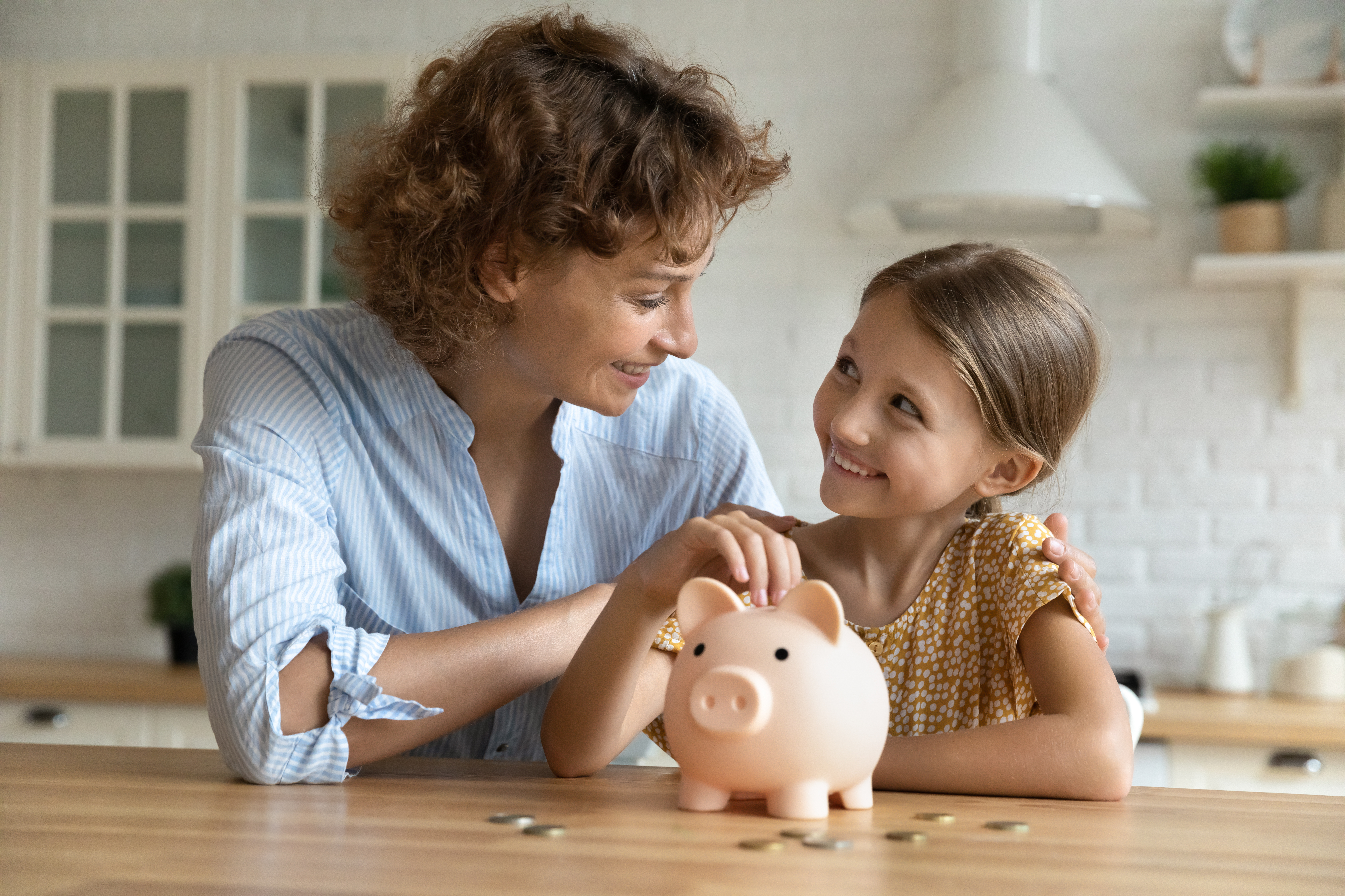Los niños que aprenden a ahorrar dinero tienden a ser más responsables.