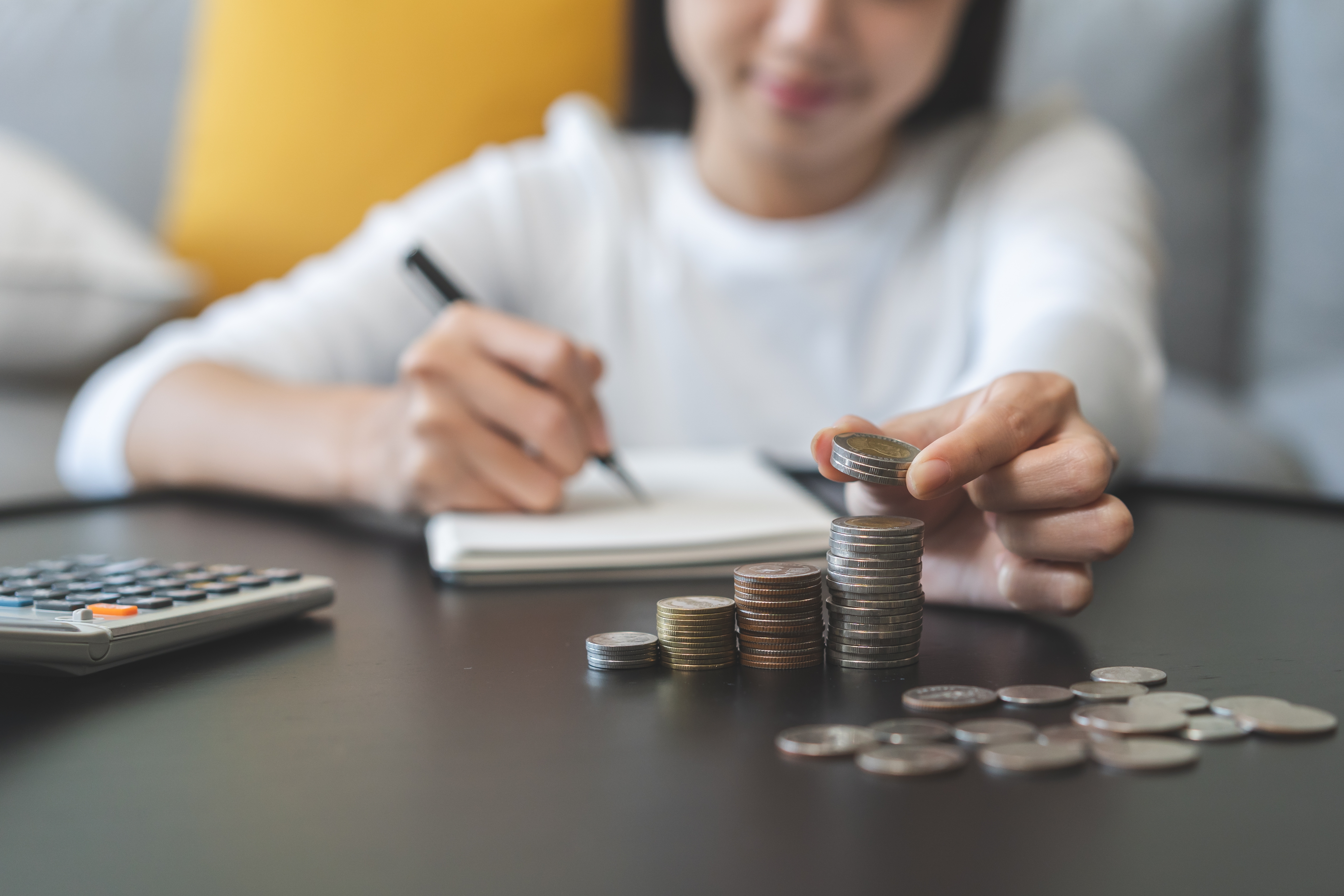 Establece metas para ahorrar dinero.