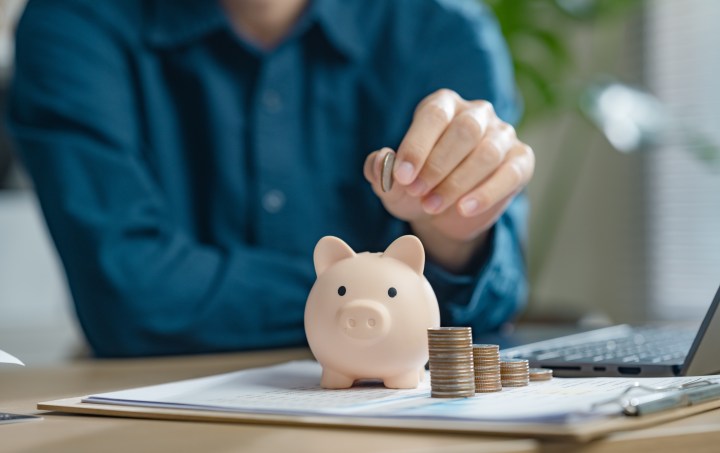 Ahorrar dinero es la base de la estabilidad financiera.