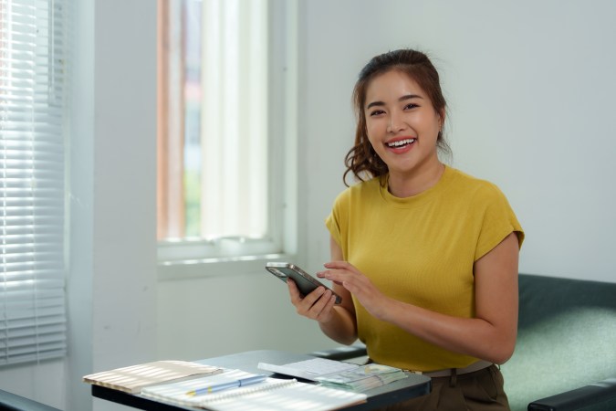 Recurre a plataformas financieras para mejorar tu gestión del dinero.