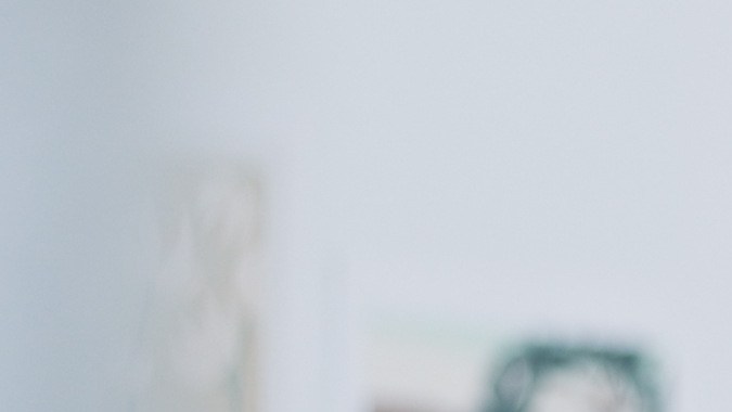 Revisa tu armario antes de comprar nueva ropa.