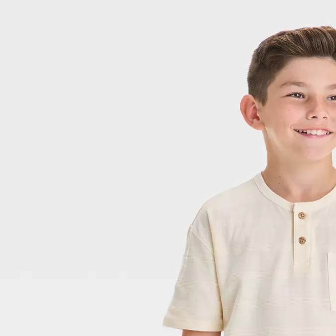 Boys' Short Sleeve Relaxed Fit Henley T-Shirt de la marca Cat & Jack