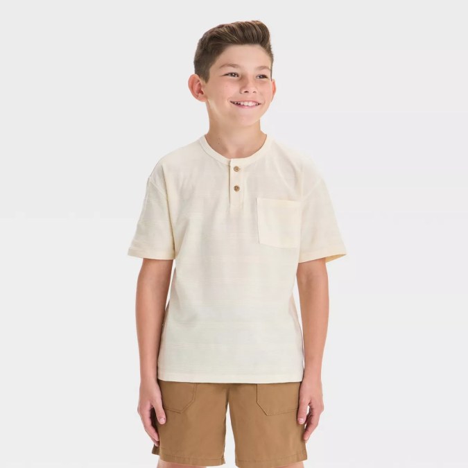 Boys' Short Sleeve Relaxed Fit Henley T-Shirt de la marca Cat & Jack