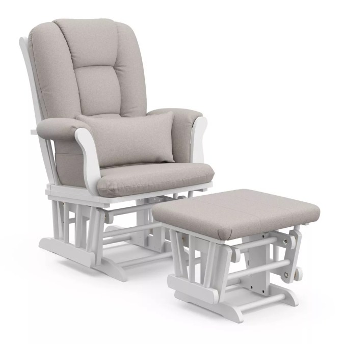 Tuscany Glider Nursery Rocking Chair and Ottoman de Storkcraft, disponible en Target.