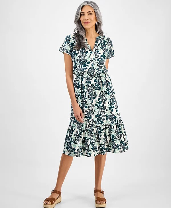 Women's Printed Short-Sleeve Tiered Dress, disponible en Macys.