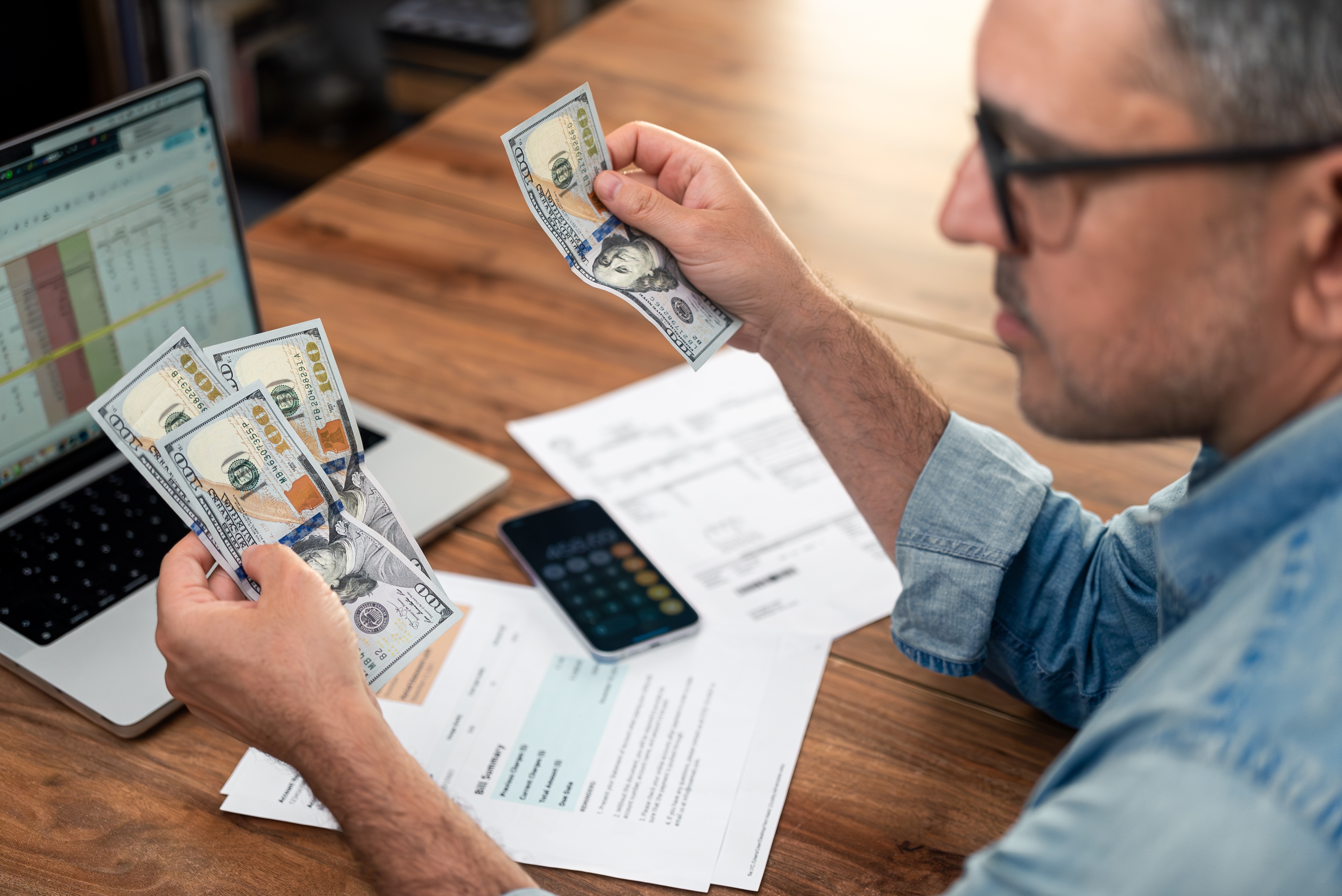 Detalla tus gastos mensuales para mejorar la gestión de tu dinero.