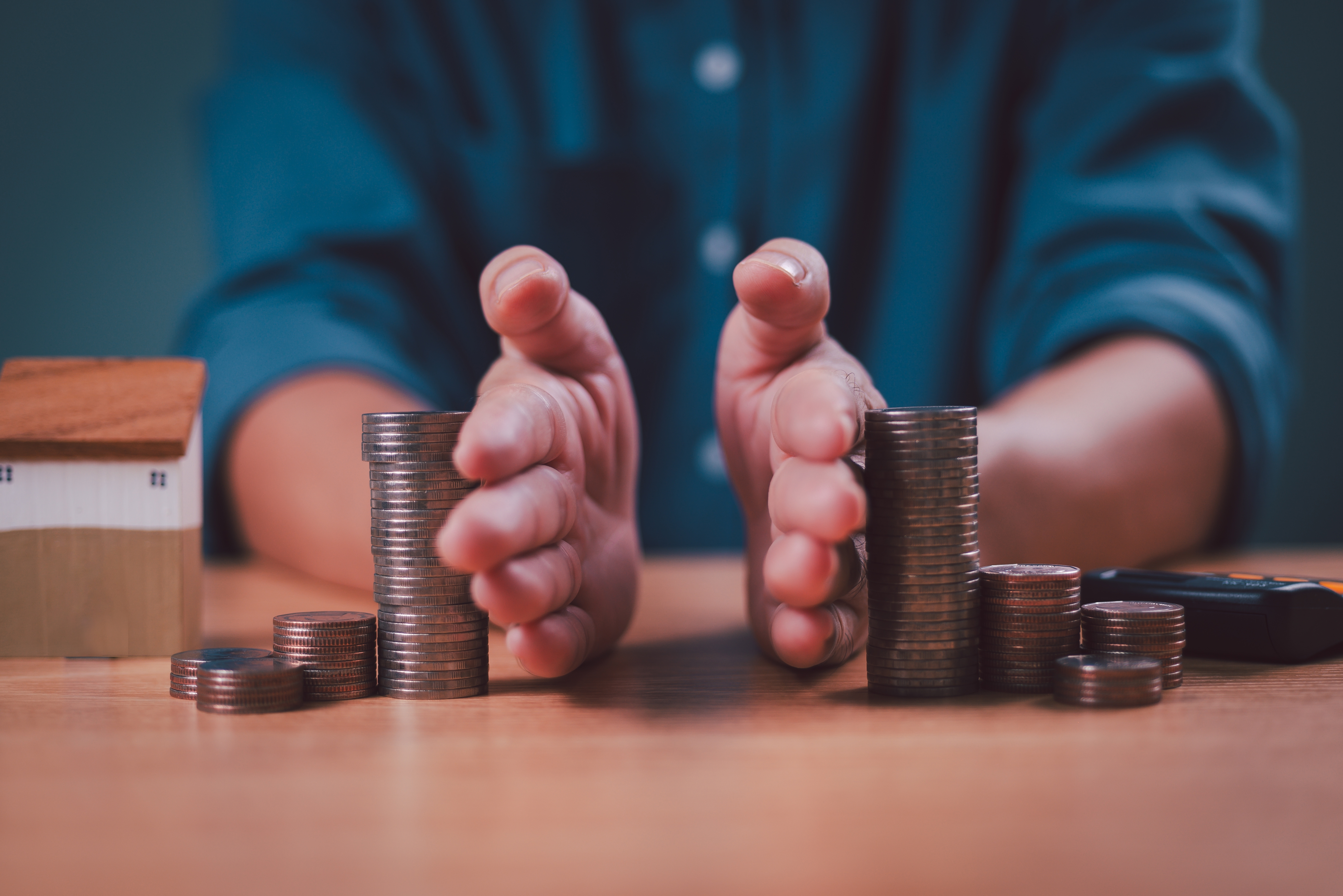 Separa tus gastos mensuales del ahorro para crear un fondo de emergencia.