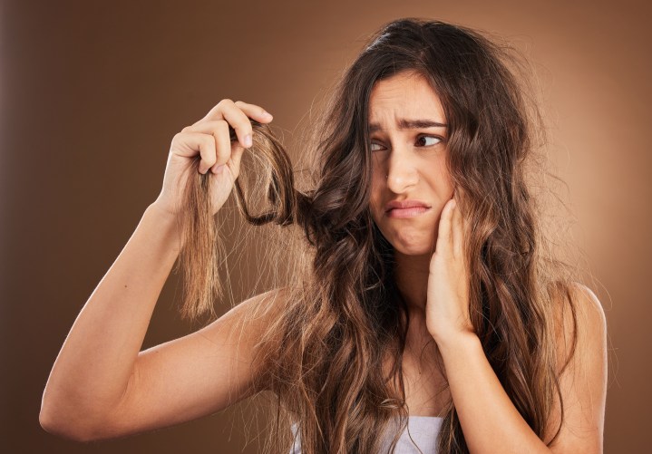 El cabello dañado debe recuperar con productos que nutran y reparen.