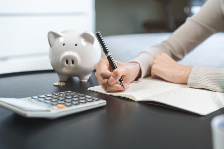 Establece tus prioridades financieras antes de empezar a ahorrar tus ingresos.
