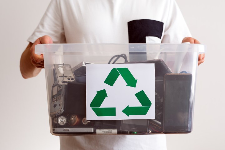 Aprende a reciclar tus dispositivos electrónicos para evitar su contacto con el medio ambiente.
