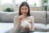 Empieza a ahorrar dinero desde tus 20s para alcanzar la estabilidad financiera a temprana edad.