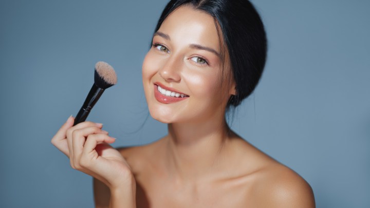 Compra una nueva base de maquillaje con los descuentos de TJ Maxx.