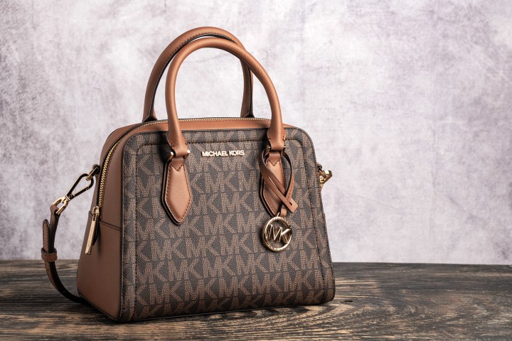 Los bolsos de Michael Kors tienen grandes descuentos en Macy's.