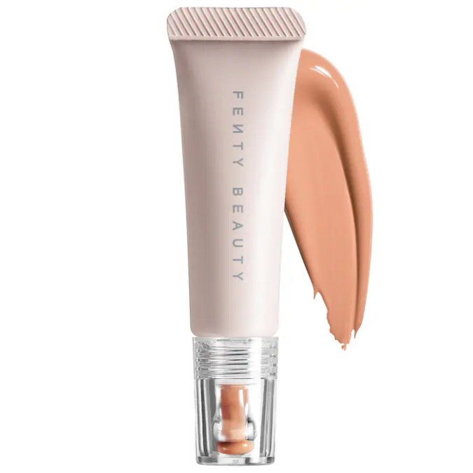 Bright Fix Eye Brightener Concealer de Fenty Beauty, disponible en Sephora.
