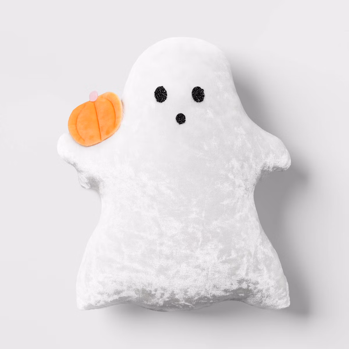Ghost Novelty Shaped Throw Pillow, disponible en Target.