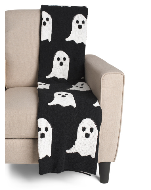 Pine Ghosts Throw de StoreHouse, disponible en TJ Maxx.
