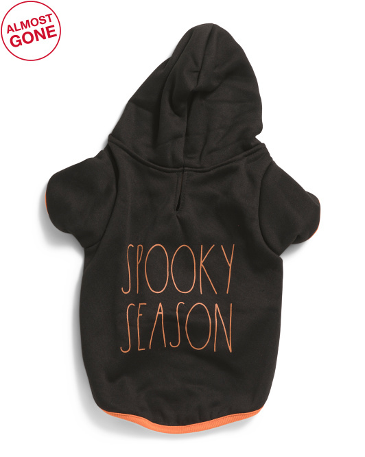 Spooky Season Dog Hoodie de Rae Dunn, disponible en TJ Maxx.
