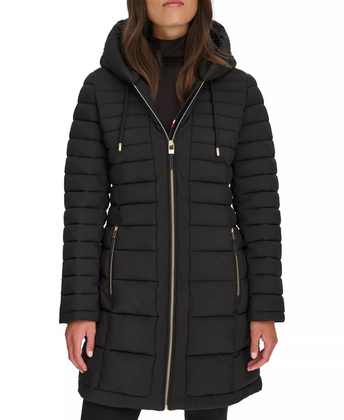 Women's Hooded Packable Puffer Coat de Tommy Hilfiger, disponible en Macy's.