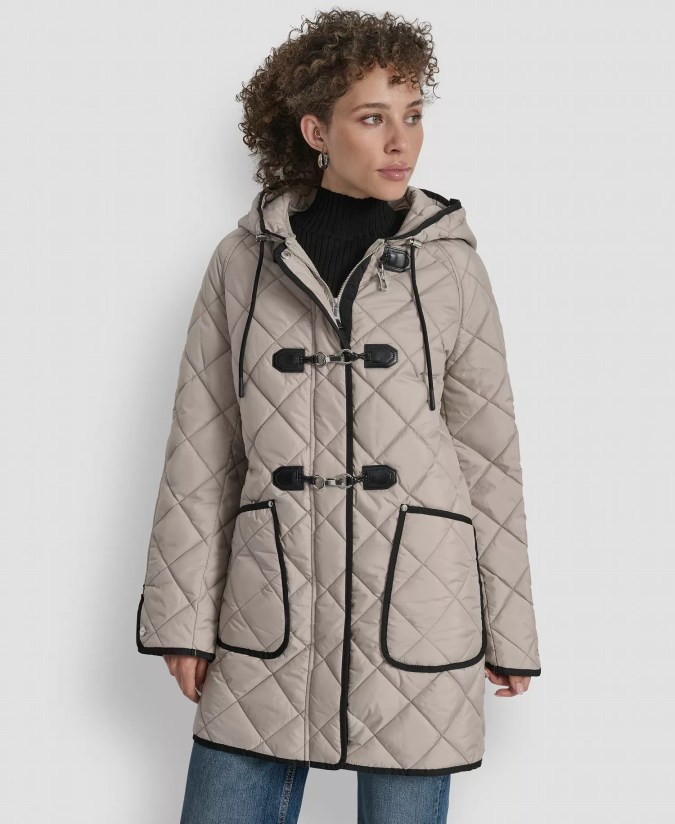 Women's Hooded Toggle Quilted Coat de DKNY, disponible en Macy's.