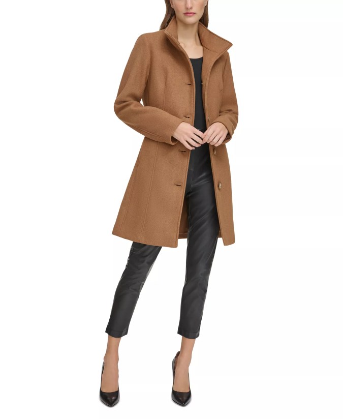 Women's Walker Coat de Calvin Klein, disponible en Macy's.