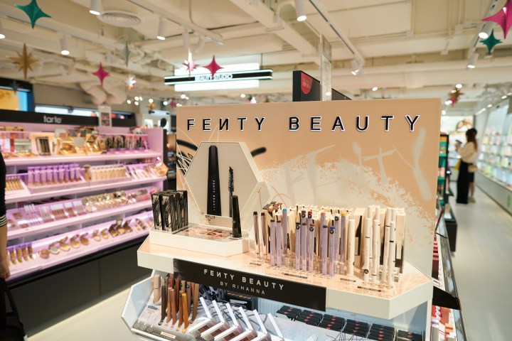 Fenty Beauty tiene hasta 50% de descuento en la plataforma de Sephora.