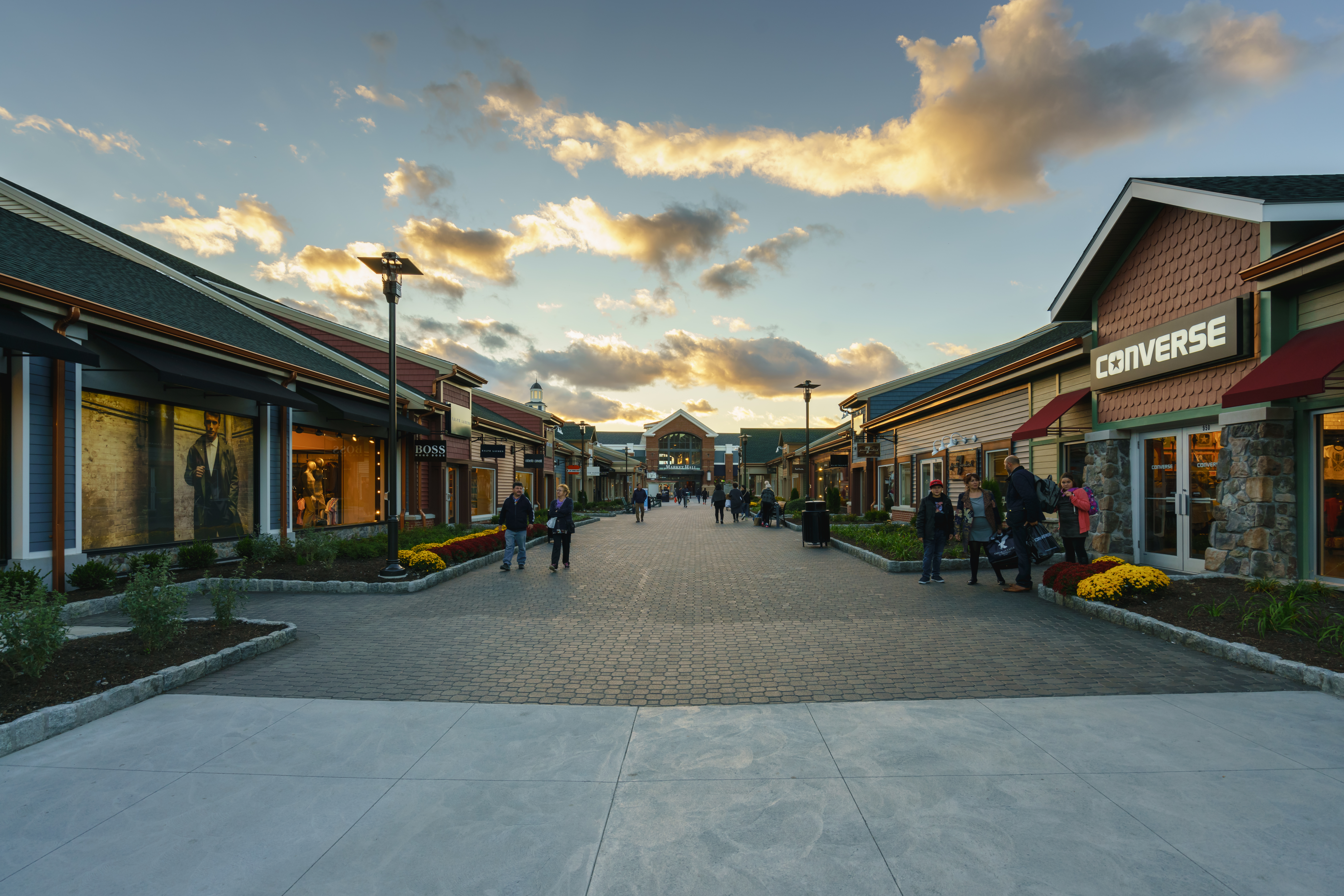 Visita las instalaciones de Woodbury Common Premium Outlets en Nueva York.