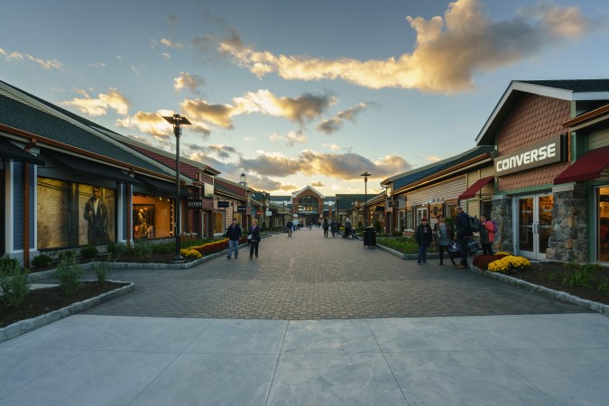 Visita las instalaciones de Woodbury Common Premium Outlets en Nueva York.