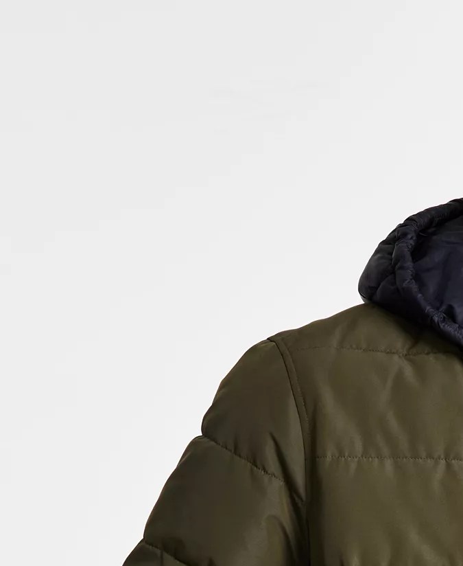 Men's Hooded Puffer Bomber Jacket de Michael Kors, disponible en Macy's.
