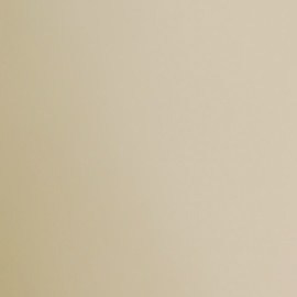 Botellas y frascos de productos cosméticos junto a un reloj de arena sobre fondo cálido, representación del lujo accesible y el bienestar cotidiano.