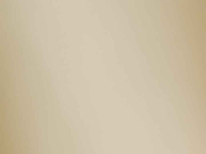 Botellas y frascos de productos cosméticos junto a un reloj de arena sobre fondo cálido, representación del lujo accesible y el bienestar cotidiano.