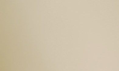 Botellas y frascos de productos cosméticos junto a un reloj de arena sobre fondo cálido, representación del lujo accesible y el bienestar cotidiano.