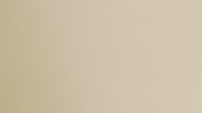 Botellas y frascos de productos cosméticos junto a un reloj de arena sobre fondo cálido, representación del lujo accesible y el bienestar cotidiano.