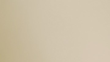 Botellas y frascos de productos cosméticos junto a un reloj de arena sobre fondo cálido, representación del lujo accesible y el bienestar cotidiano.