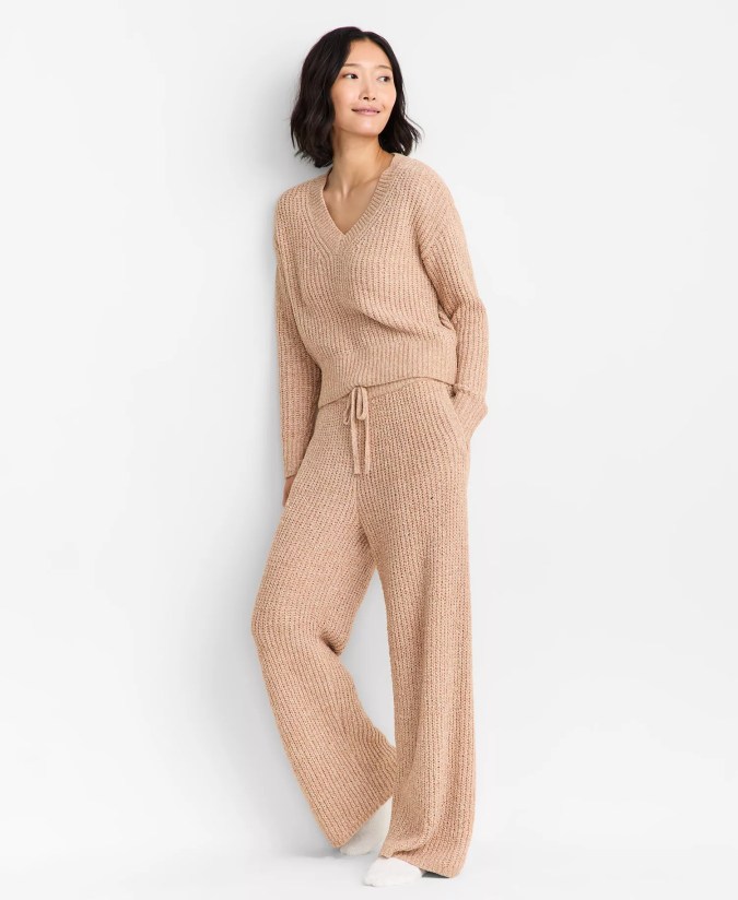 Women's Chenille Sweater & Pant Set de State of Day, disponible en Macy's.
