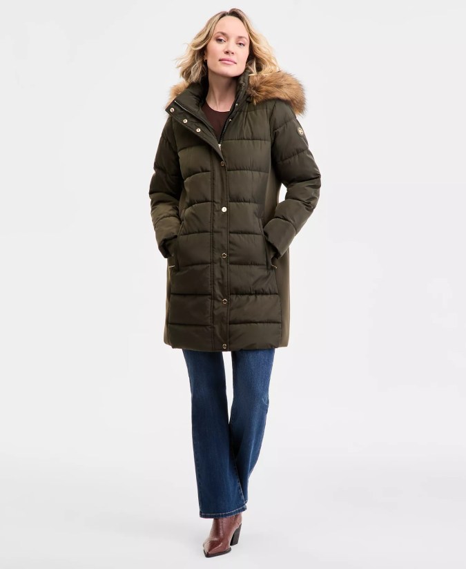 Women's Faux-Fur-Trim Hooded Puffer Coat de Michael Kors, disponible en Macy's.