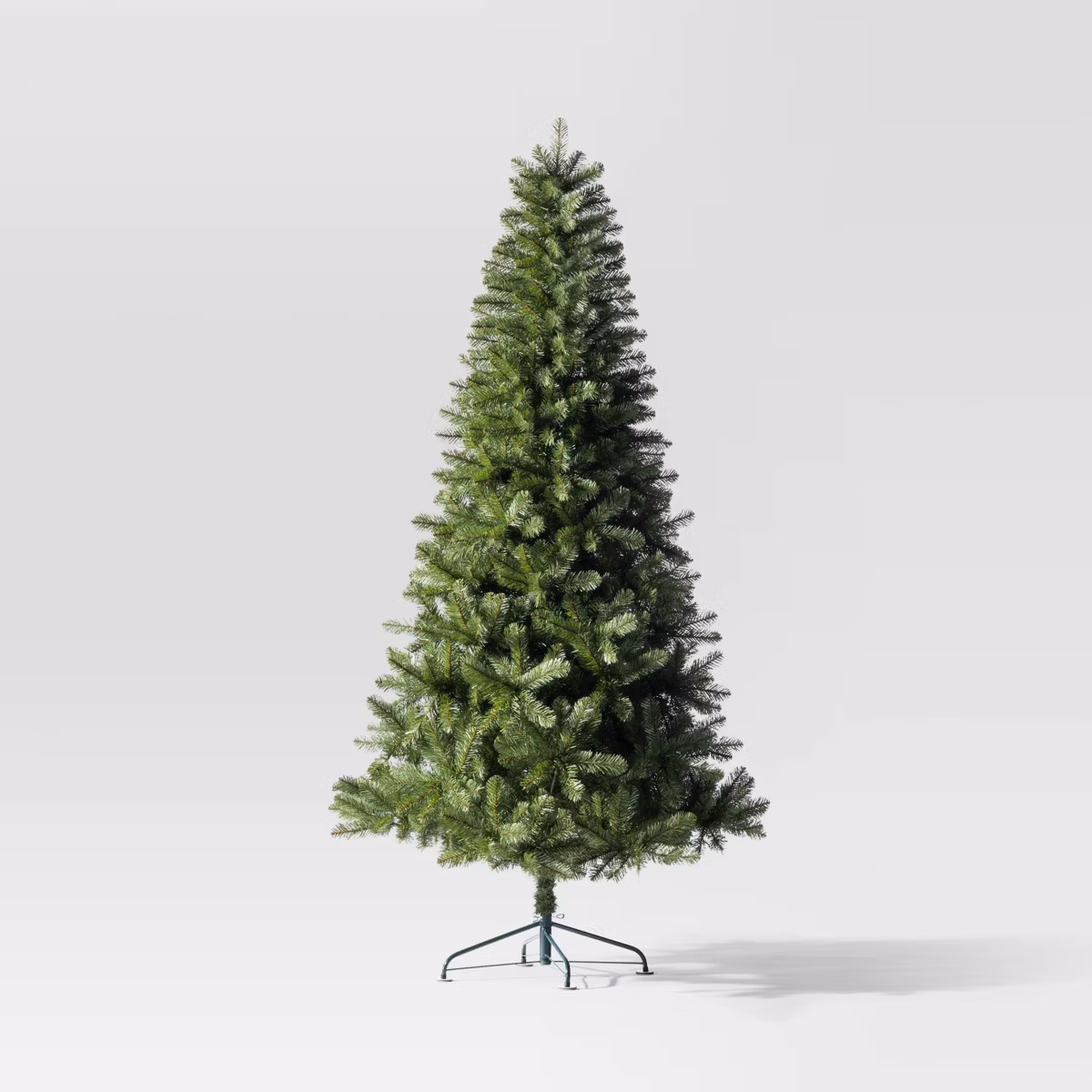 Alberta Spruce Artificial Christmas Tree de Wondershop, disponible en Macy's.