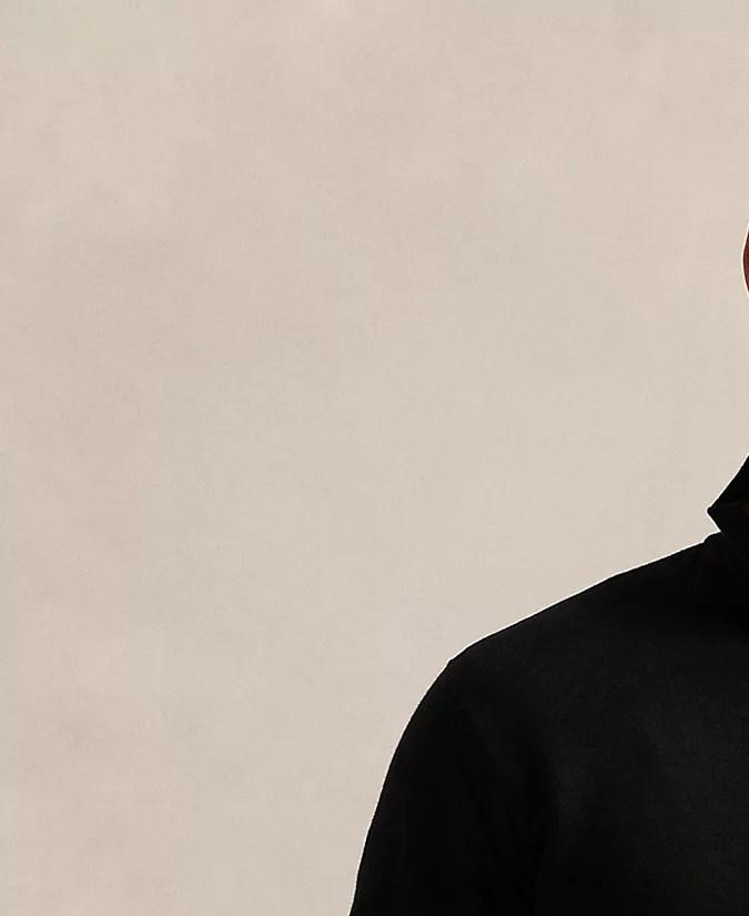 Men's Luxury Jersey Quarter-Zip Pullover Sweater de Ralph Lauren, disponible en Macy's.