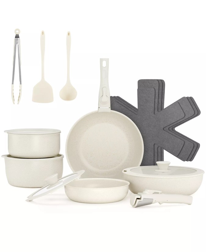 Non-Stick Cookware Set de Sugift, disponible en Macy's.