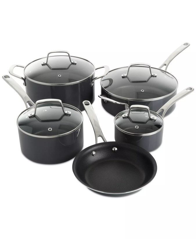 Nonstick Aluminum Cookware Set de Martha Stewart Collection, disponible en Macy's.