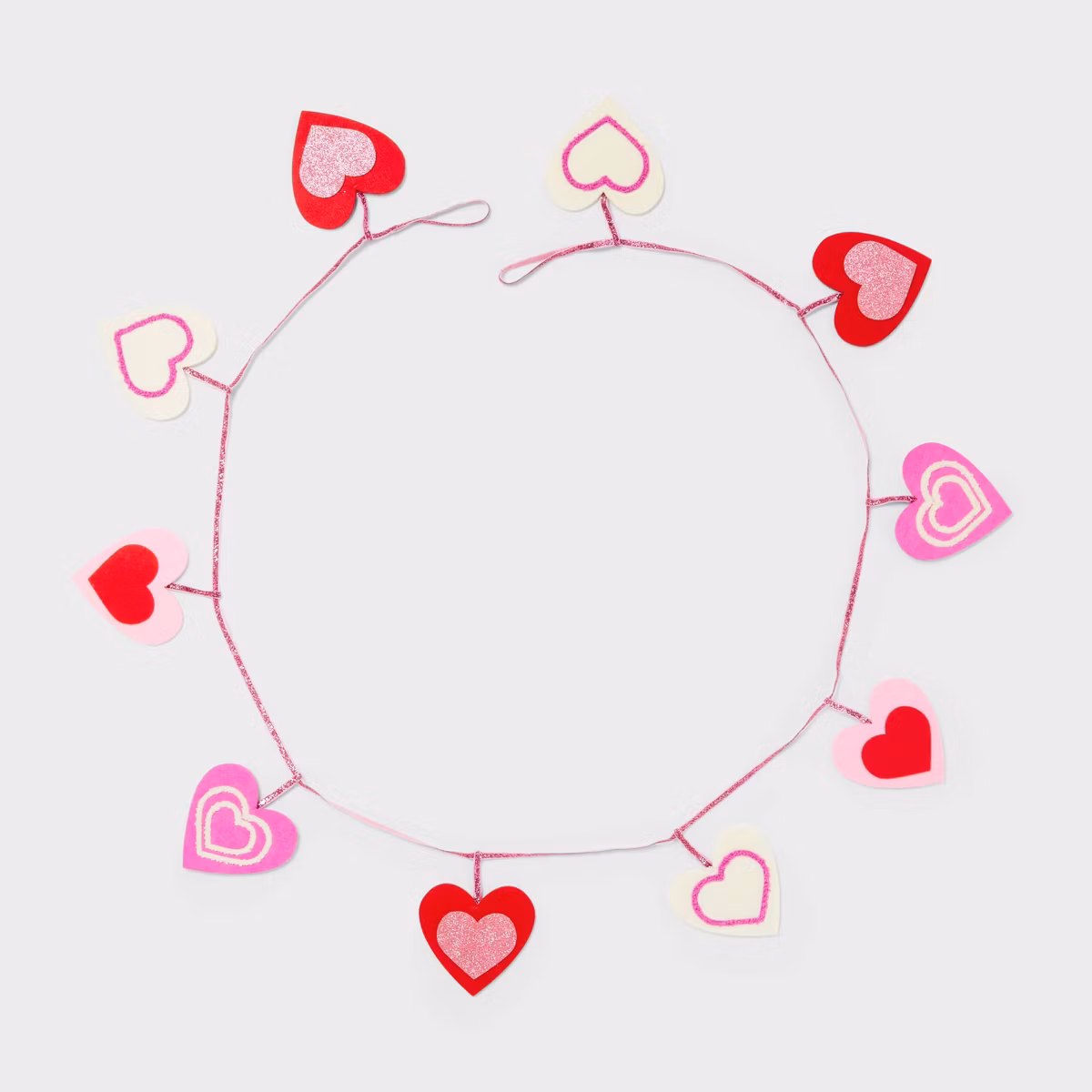 Valentine's Day Felt Heart Garland de Spritz, disponible en Target.