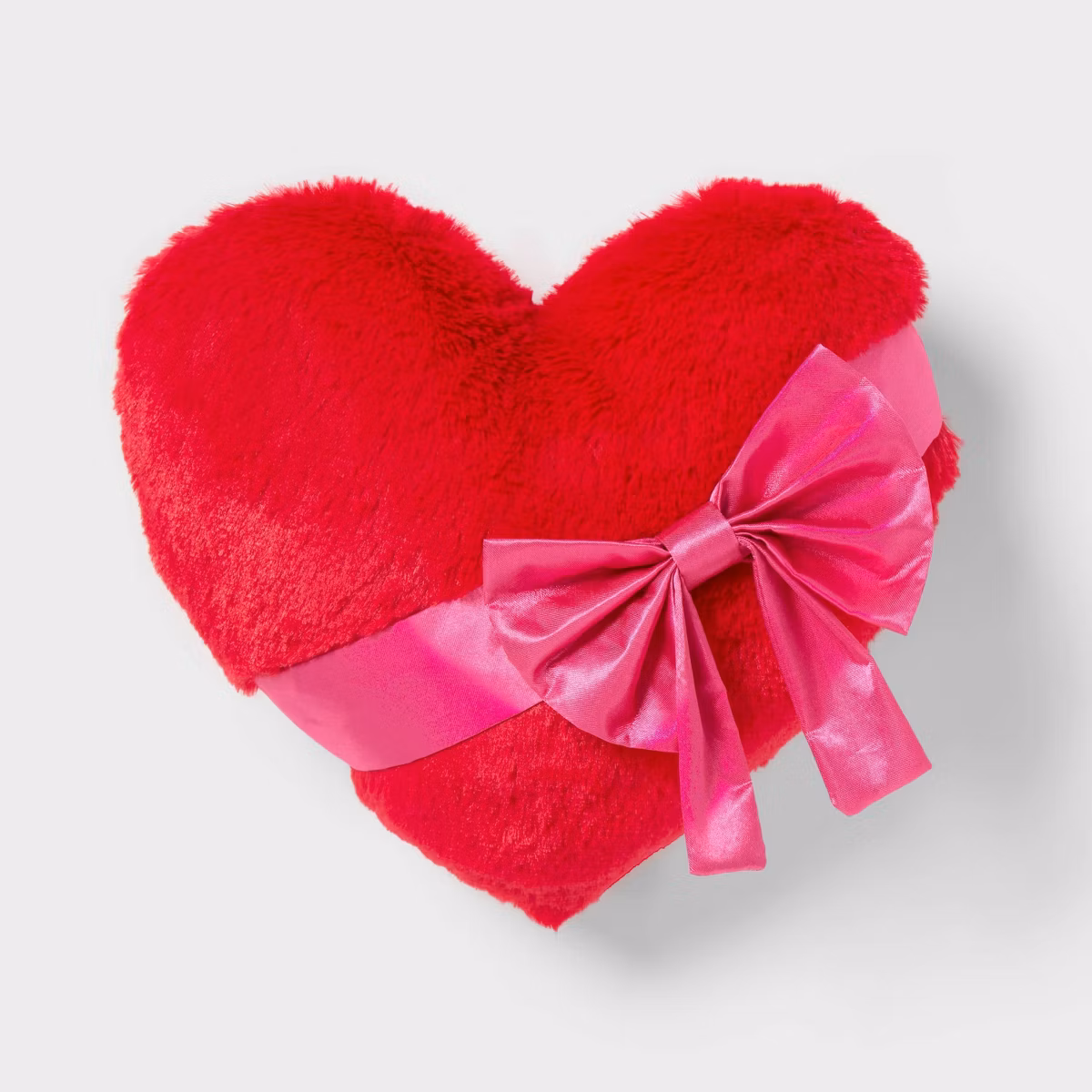 Valentine's Day Small Heart Pillow de Spritz, disponible en Target.