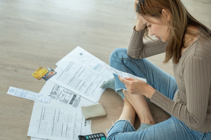 Sal de tus deudas para empezar a ahorrar dinero con calma.