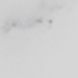 Dos labiales abiertos sobre superficie blanca, imagen ilustrativa sobre alternativas económicas a productos de belleza.